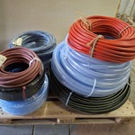 pallet met diverse slangen